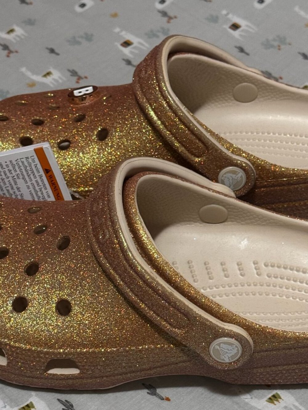 Crocs Classic Iridescent Gold Glitter Clogs Womens Size 7 / Men’s 5 NEW - Picture 2 of 5
